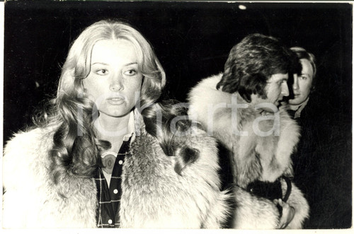 1970 ca GOSSIP Arrivo Barbara BOUCHET e Paolo PAZZAGLIA a una serata (2) - Foto Fotografia di agenzia. CONDIZIONI: G FORMATO: 30x20 cm    originale e autentica 1