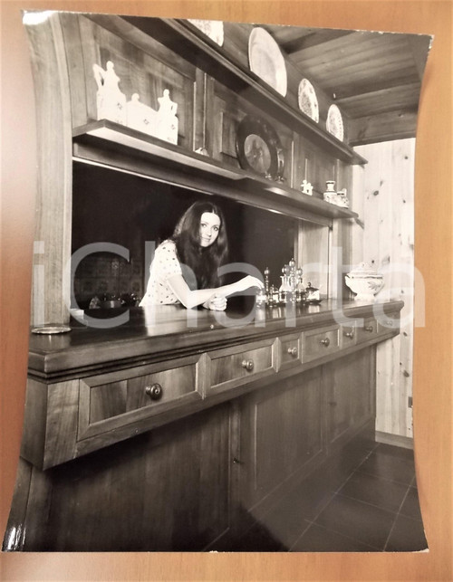1970 ca COSTUME ITALIA Gigliola CINQUETTI al bancone di una cucina *Foto 28x37
