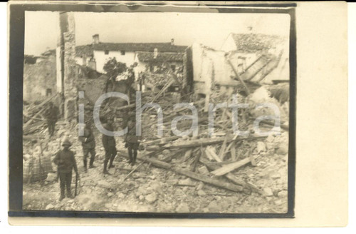 1917 WW1 ZONA DI GUERRA Soldati tra le rovine di un paese *Foto cartolina