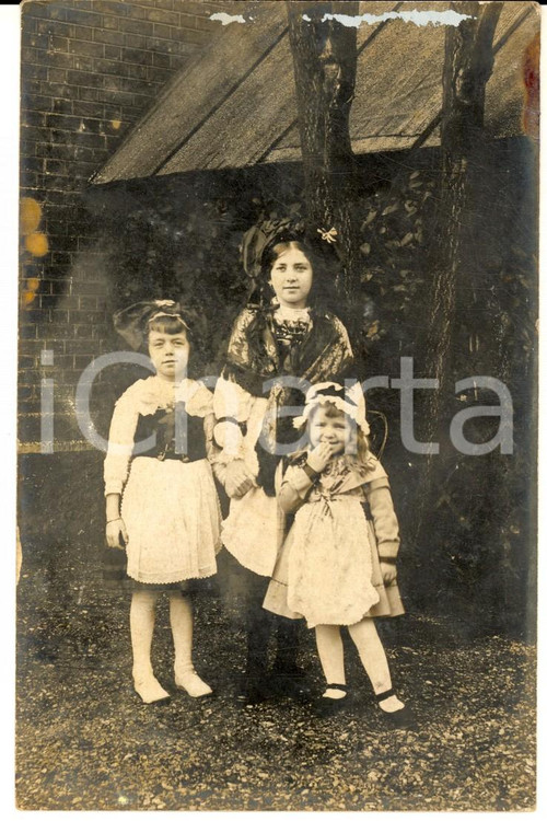 1920 ca FRANCE Tre bambine in costume tradizionale - Foto CURIOSA DANNEGGIATA