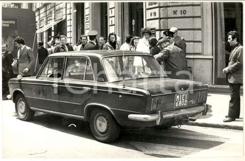 1970 ca MILANO Polizia e curiosi con FIAT 125 auto di un crimine - Foto 30x20