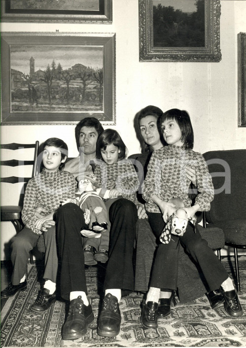 Fotografia d epoca originale 1971 CALCIO JUVENTUS Sandro SALVADORE in casa con la famiglia 1 Foto 30x40 cm 1