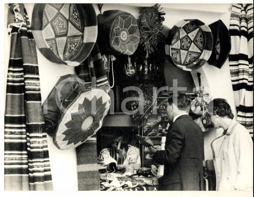 1968 FIERA DI MILANO Visitatori osservano l'artigianato orientale - Foto 24x18 Fotografia d'epoca, con didascalia coeva al verso.  CONDIZIONI: G     originale e autentica 1