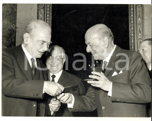 1968 MILANO Premio REZZARA a Raffaele MATTIOLI di Banca Commerciale Italiana Fotografia d'epoca, con didascalia coeva al verso.  CONDIZIONI: G (ma lievi piegature) FORMATO: 24x18 cm    originale e autentica 1