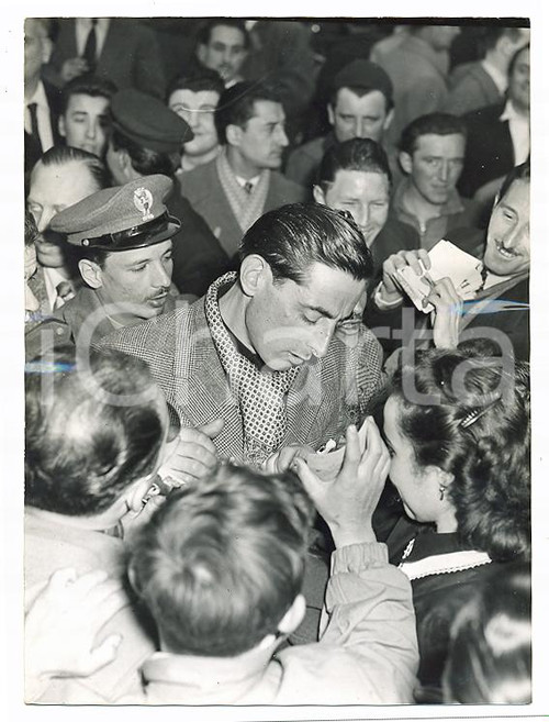 1953 MILANO - SANREMO Fausto COPPI firma autografi durante punzonatura *Foto