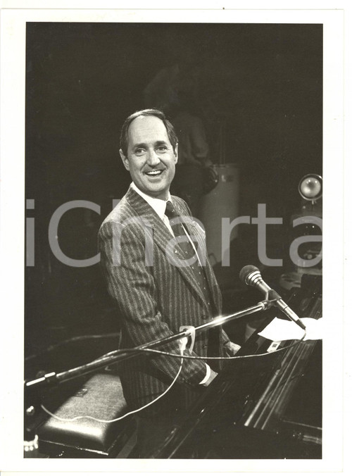 1985 ca COSTUME Neil SEDAKA al pianoforte - Foto VINTAGE 18x24 cm