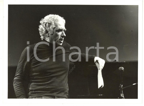 1985 ca MILANO Piccolo Teatro - Giorgio STREHLER durante le prove *Foto 24x18 cm Fotografia di agenzia. CONDIZIONI: FAIR (lievi difetti di stampa; lieve piegatura al margine destro)FORMATO: 24x18 cm    originale e autentica 1
