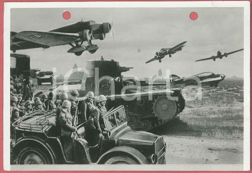 1941 WW2 Carri armati e aviazione - Foto per cartolina ditta Paolo MARZARI Bozzetto fotografico, realizzato con la tecnica del fotomontaggio ai fini della produzione di cartoline postali.Timbro al verso della ditta Paolo Marzari di Schio.CONDIZIONI: FAIR (fori da classificatore al margine superiore)FORMATO: 15x11 cm    originale e autentica 1