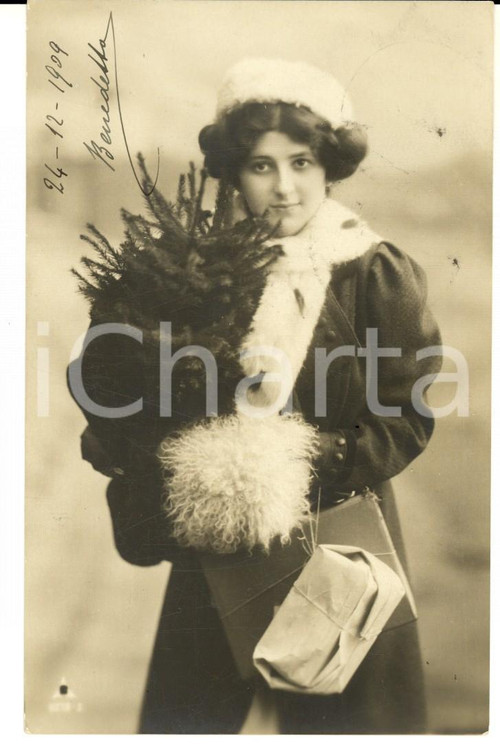 Cartolina originale da collezione 1909 COSTUMI NATALE Giovane donna con abete *Cartolina ing. Benedetto BONELLI 1