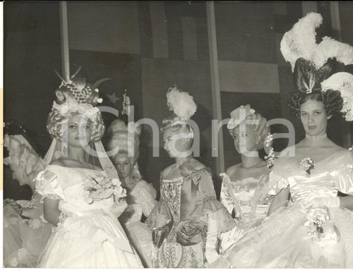 1961 PARIS Exposition du Travail - Coiffures historiques - Photo 18x13 cm