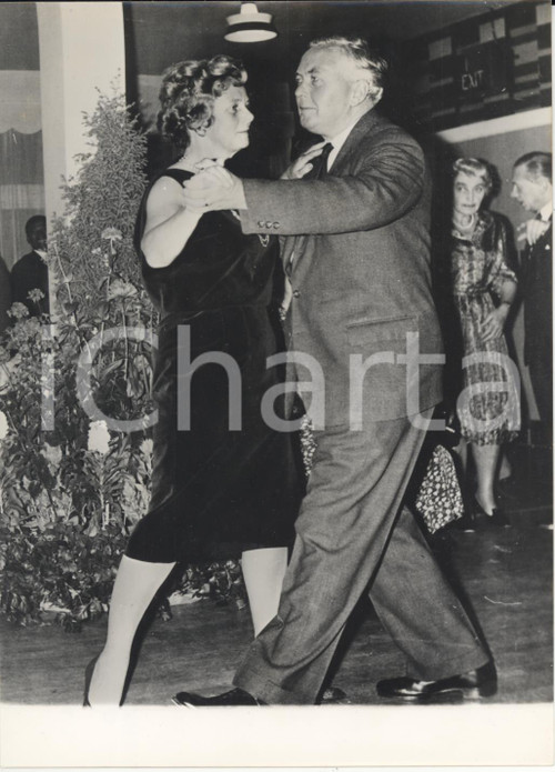 1963 SCARBOROUGH Laburista Harold WILSON balla il valzer con la moglie *Foto