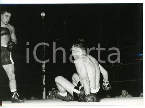 1957 MILANO BOXE Caduta di Charles HUMEZ colpito da Italo SCORTICHINI *Foto Fotografia d'epoca con didascalia coeva.  CONDIZIONI: FAIR (ondulatura al margine centro) FORMATO: 18x13 cm     originale e autentica 1