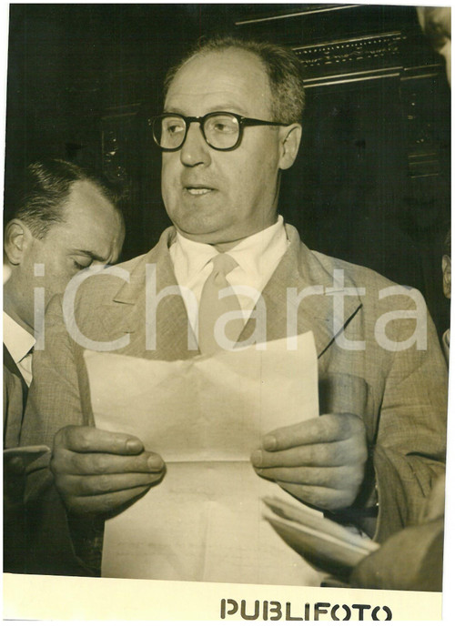 1953 ROMA Consultazioni al Quirinale - Giuseppe SARAGAT rilascia dichiarazione Fotografia d'epoca, con didascalia coeva al verso.  CONDIZIONI: FAIR (alone diffuso; sovraimpressione) FORMATO: 13x18 cm    originale e autentica 1