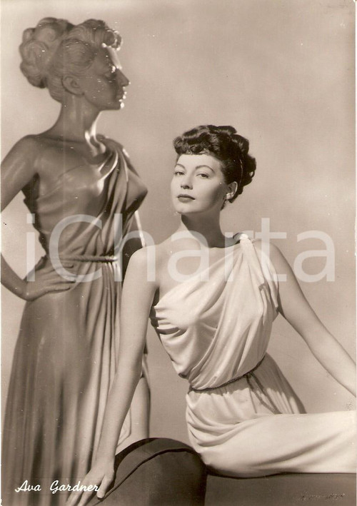 Cartolina originale da collezione 1950 ca CINEMA Attrice Ava GARDNER Ritratto con statua greca *Cartolina FG NV 1