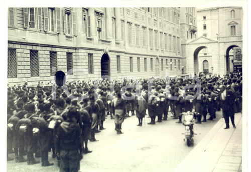 Fotografia d epoca originale 1933 MILANO Piazza BELGIOIOSO Partecipanti al campeggio del Fascio Giovanile 1