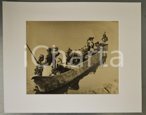 1950 ca AFRICA CONGO Trasporto di merci in  canoa - Foto ETNICA passepartout Fotografia d'epoca, incorniciata con passepartout in cartoncino pesante.  GOOD/buono lievi piegature alla fotografia Formato: 50x40 cm (cartoncino); .33x30 cm (fotografia) originale e autentica 1