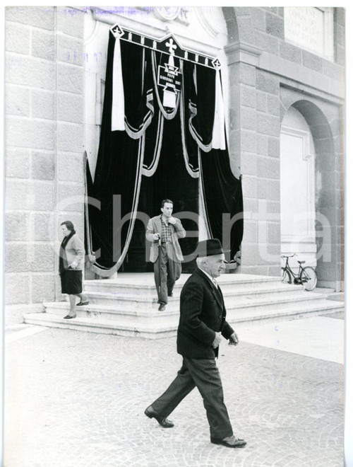 1963 SOTTO IL MONTE Santuario in lutto per la morte di GIOVANNI XXIII *Foto 