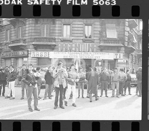 1983 MILANO Cinema Argentina Fronte della Gioventù NEGATIVO ORIGINALE Negativo realizzato durante il comitato nazionale per il centenario della nascita di Benito MUSSOLINI fuori dal cinema Argentina.Negativo originale in bianco e nero, su pellicola, in formato 35mm CONDIZIONI: FAIR E' SEVERAMENTE VIETATA LA RIPRODUZIONE.TUTTI I DIRITTI SONO RISERVATI.ICharta mette in vendita, sul negozio eBay e in esclusiva sul sito "icharta" il proprio archivio composto da numerose diapositive e negativi fotografici d'epoca, tutti originali e autentici, che attraversano la storia del costume italiano tra gli la fine degli anni Sessanta e Novanta.Si tratta di uno sguardo inedito sull'attualità, la politica, la vita quotidiana, il gossip e la cultura, che fotografa il cambiamento della nazione in quest'ultimo scorcio del XX secolo. Un'occasione unica per il mercato del collezionismo, che vede finalmente disponibile un archivio eccezionale per vastità, tematiche e condizioni, in un settore (il negativo fotografico e la diapositiva) di assoluta novità e dalle interessanti prospettive di investimento. FAIR/discreto   originale e autentica 1