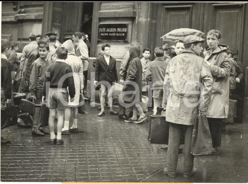 1960 PARIS Grève des fonctionnaires - Elèves du Lycée DECOUR à l'entrée *Photo