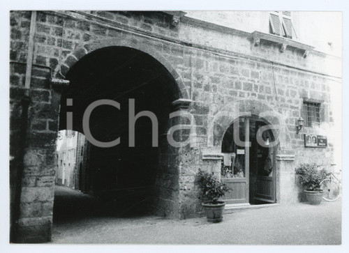 1980 ASCOLI PICENO Via Pretoriana - Negozio "La coda di paglia" - Foto 17x13 cm Fotografia d'epoca con didascalia al verso.  FAIR/discreto Lievi smussature agli angoli Formato: 17x13 cm originale e autentica 1