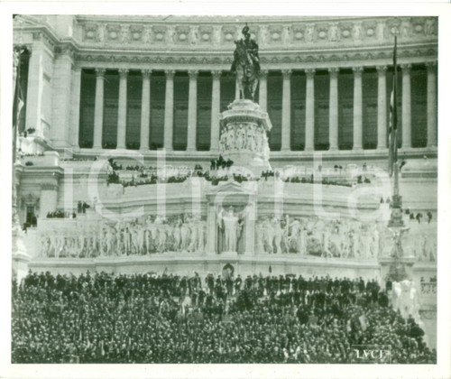 Fotografia d epoca originale 1935 ca ROMA Folla di popolo al MILITE IGNOTO per anniversario Vittoria Foto 1