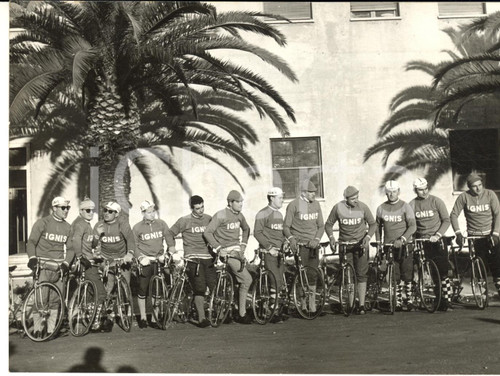 1959 CICLISMO ROMA Squadra G. S. IGNIS pronta all'allenamento - Foto 18x13 cm  Fotografia d'epoca con didascalia coeva al verso.   CONDIZIONI: G (minima sovraimpressione al lato destro)FORMATO: 18x13 cm     originale e autentica 1