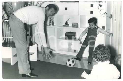 1970 ca CALCIO - INTER Jair DA COSTA gioca a calcio con i figli - Foto 30x20 cm Fotografia di agenzia. FAIR/discreto Lievi smussature agli angoli Formato: 30x20 originale e autentica 1