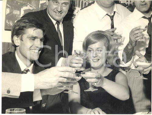 1965 BOXE MILANO Nino BENVENUTI festeggia vittoria su Sandro MAZZINGHI *Foto