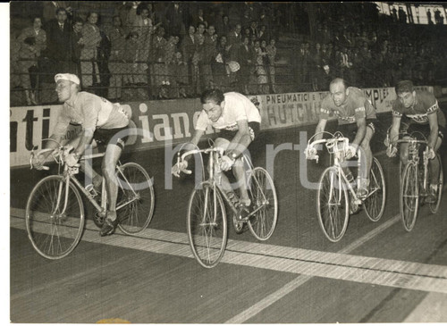 1959 CICLISMO GIRO DI LOMBARDIA - Arrivo di AndrÃ© DARRIGADE *Foto 18x13 cm Fotografia d'epoca con didascalia coeva al verso. CONDIZIONI: FAIR (piegatura angolare e brunitura al margine inferiore)FORMATO: 18x13 cm     originale e autentica 1
