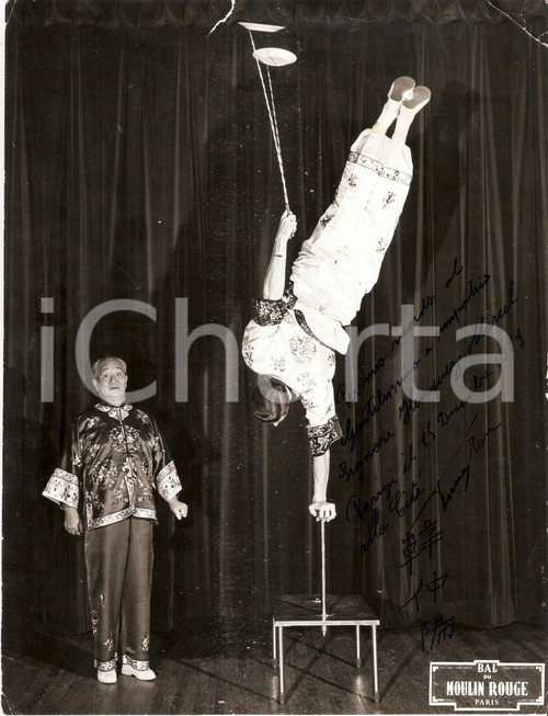 1959 PARIS MOULIN ROUGE Duo acrobati TENNY HAN (JAPAN)  *Foto con AUTOGRAFO Rara fotografia seriale con autografo della coppia circense. CONDIZIONI: FAIR (ma taglio di circa 2 cm al margine superiore)FORMATO: 18x24 cm       originale e autentica 1