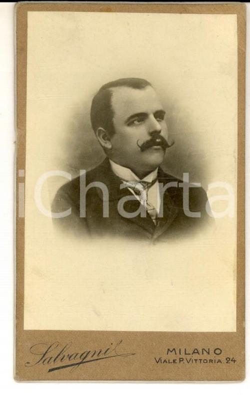 Fotografia d epoca originale 1900 ca MILANO Ritratto maschile con cravatta chiara Fotografia SALVAGNI CDV 1