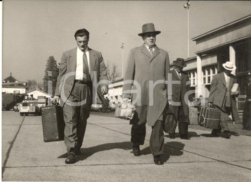 1954 GENEVA Airport - PETROV Affair - Soviet diplomats leaving *Photo 18x13