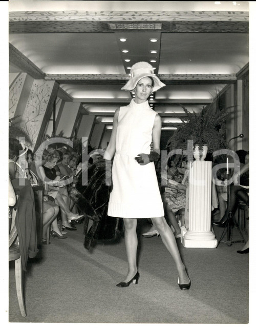 1965 ca PARIS MODA INVERNO VINTAGE Modella con tubino panna e pelliccia