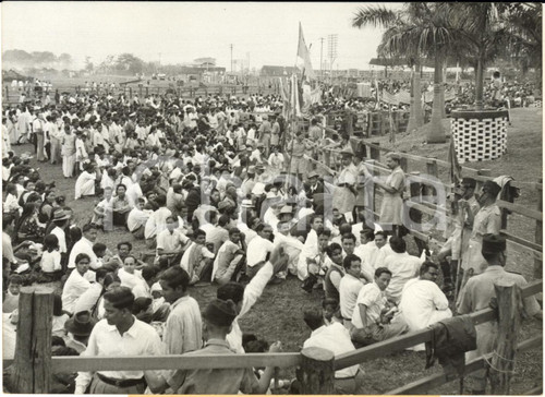 1959 SILIGURI (INDIA) Folla attende la benedizione del Dalai Lama - Foto Fotografia d'epoca con didascalia coeva.  CONDIZIONI: poor (rigatura al lato sinistro)FORMATO: 18x13 cm      originale e autentica 1