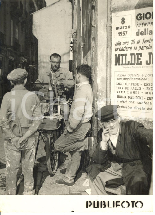 1957 NAPOLI Un arrotino ambulante al lavoro - Foto COSTUME 13x18 cm
