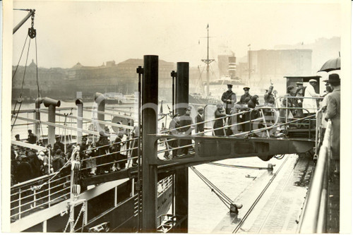 Fotografia d epoca originale 1939 NAPOLI Sbarco di 496 italiani rimpatriati dalla TUNISIA Fotografia 1