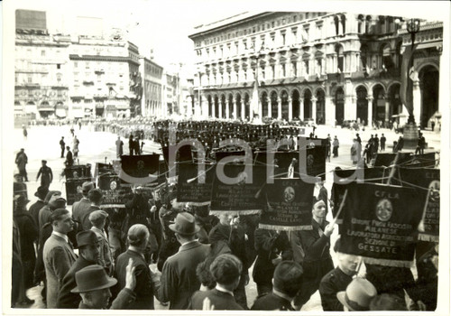 Fotografia d epoca originale 1939 MILANO Gagliardetti LAVORATORI AGRICOLI sfilano in Piazza DUOMO Foto 1