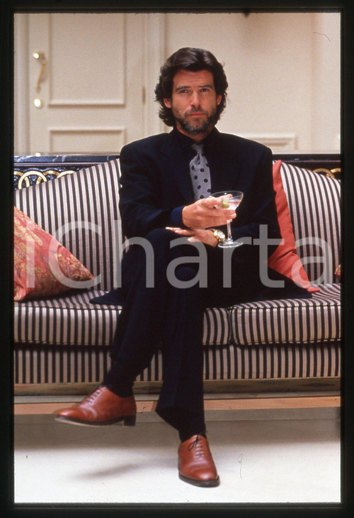 35mm vintage slide* 1994 LONDON Pierce BROSNAN Presentazione James BOND 007 (5)  Diapositiva d'epoca, in formato 35 mm.CONDIZIONI: GOOD Tutti i diritti riservati.E' severamente vietata la riproduzione. ICharta mette in vendita, sul negozio eBay e in esclusiva sul sito "icharta" il proprio archivio composto da numerose diapositive e negativi fotografici d'epoca, tutti originali e autentici, che attraversano la storia del costume italiano tra gli la fine degli anni Sessanta e Novanta.Si tratta di uno sguardo inedito sull'attualità, la politica, la vita quotidiana, il gossip e la cultura, che fotografa il cambiamento della nazione in quest'ultimo scorcio del XX secolo. Un'occasione unica per il mercato del collezionismo, che vede finalmente disponibile un archivio eccezionale per vastità, tematiche e condizioni, in un settore (il negativo fotografico e la diapositiva) di assoluta novità e dalle interessanti prospettive di investimento.New layer...  originale e autentica 1