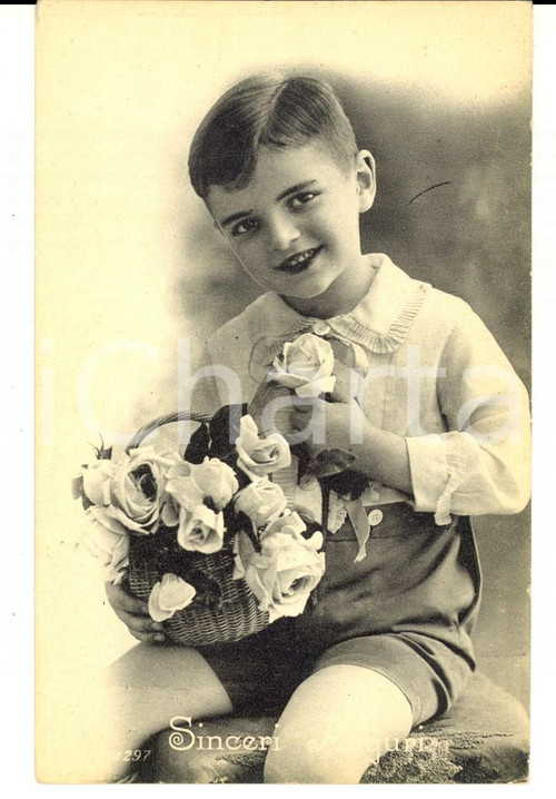 1920 ca COSTUMI Bambino offre cesto di rose bianche *Cartolina VINTAGE FP NV