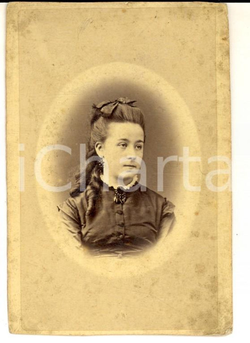 Fotografia d epoca originale 1870 ca MILANO Ritratto di donna con acconciatura a fiocco  Foto Giulio ROSSI 1