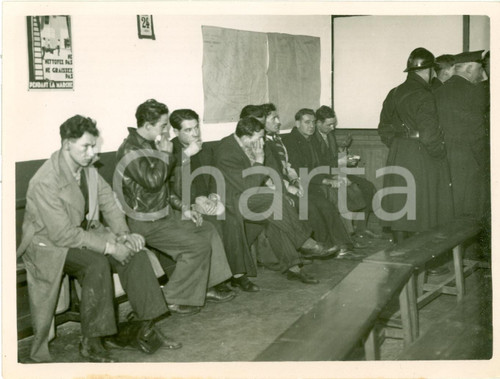 Fotografia d epoca originale 1938 PARIS Polizia evacua officine RENAULT per sciopero Fotografia 1