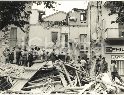 1968 RIVANAZZANO Case devastate da esplosione tubature del gas *Foto 24x18 cm Fotografia d'epoca, con didascalia coeva al verso. CONDIZIONI: GFORMATO: 24x18 cm     originale e autentica 1