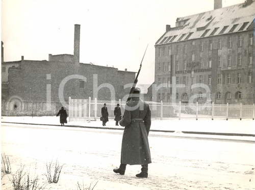 1954 BERLINO EST Soldato sovietico di ronda davanti all'Hotel Adlon *Foto 20x15