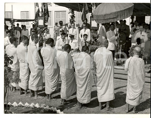 Fotografia d epoca originale 1956 PHNOM PENH CAMBOGIA Re Norodom SURAMARIT a una cerimonia Foto 24x12 1