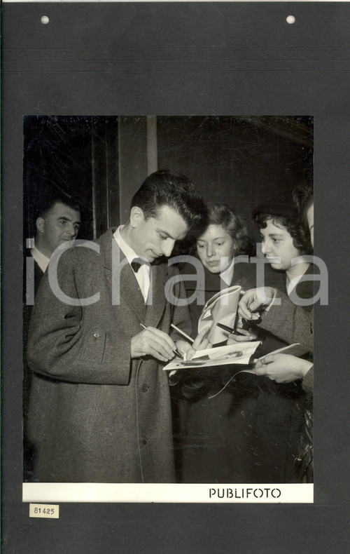 1950 LONDON TournÃ©e TEATRO ALLA SCALA Guido CANTELLI firma autografi *Foto Fotografia d'epoca, montata su cartoncino morbido.La fotografia &egrave; relativa alla tourn&eacute;e del Teatro alla Scala in Inghilterra, svoltasi nel settembre 1950.CONDIZIONI: G (fori da classificatore al margine superiore del cartoncino)FORMATO: 25x35 cm     originale e autentica 1