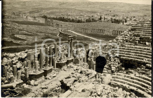 1935 ca JERASH (GIORDANIA) Antico teatro romano e rovine della cittÃ  *Fotografia DATA: 1935 circaLUOGO: JERASH (GIORDANIA)TITOLO: LE COLONNE CORINZIE DELLA STRADA PRINCIPALEDESCRIZIONE: Fotografia d'epoca in formato cartolina postale: "Visita di Gerasc. La scena del grande teatro di Gerasc e la veduta panoramica della citt&agrave; monumentale".FORMATO: cm 13 x 8CONDIZIONI: mediocri (margini rozzamente rifilati).Documento d'epoca, originale, autentico.     originale e autentica 1