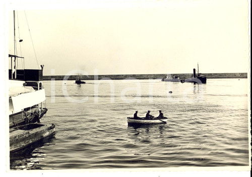 Fotografia d epoca originale 1935 GENOVA MVSN Milizia PORTUARIA perlustra il porto in scialuppa Foto AGOSTO 1