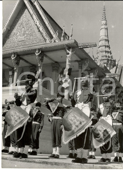 Fotografia d epoca originale 1956 PHNOM PENH CAMBOGIA Militari sfilano a Palazzo Reale Foto 17x24 1