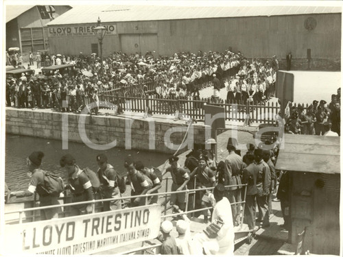 Fotografia d epoca originale 1935 GENOVA Avanguardisti salgono su piroscafo ESPERIA  LLOYD TRIESTINO Foto 1