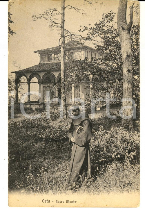 1910 ca ORTA SAN GIULIO (NO) Monaco in preghiera sul SACRO MONTE  *Cartolina FP  CONDIZIONI: fair     originale e autentica 1